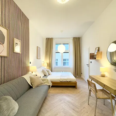 Golden Wabi-sabi Apartment, דירה