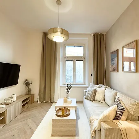 Golden Wabi-sabi Apartment, דירה